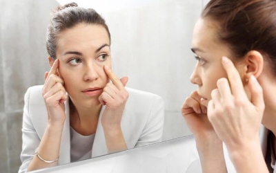 Thiếu vitamin C, ngoài da khô, dễ bong tróc còn những dấu hiệu này