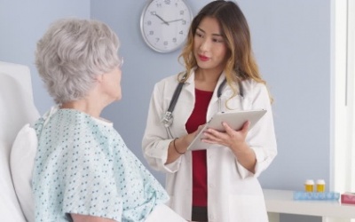 Các triệu chứng trước khi xuất huyết não là gì?