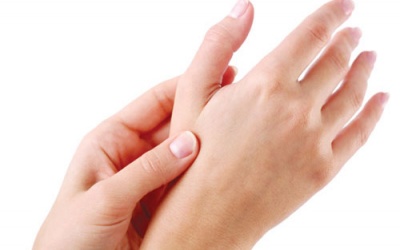 Ngón tay bị tê cứng khi ngủ do đâu?