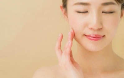 Mụn đỏ nổi dày là do dị ứng hay mụn trứng cá? Điều trị thế nào?