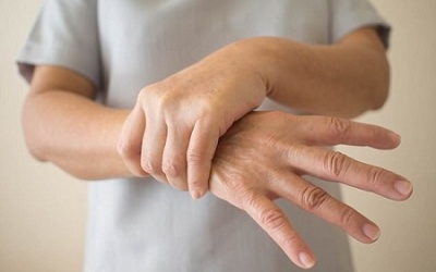 Run tay không rõ nguyên nhân, khó cầm nắm có sao không?