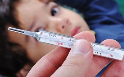Trẻ bị sốt virus: Triệu chứng điển hình bố mẹ cần biết