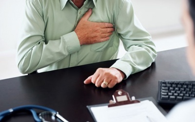 Đau ngực + nôn ở người lớn là bệnh gì?