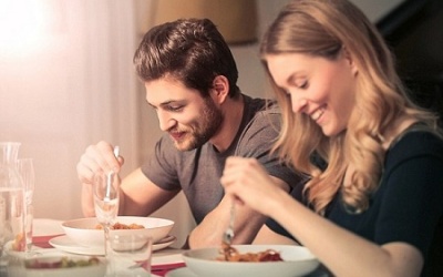 Ăn tối muộn dễ mắc bệnh ung thư vú và tuyến tiền liệt?