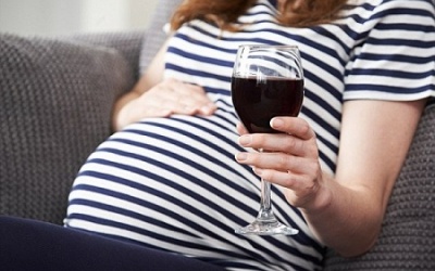 Bà bầu uống 2 ly đồ uống có cồn cũng ảnh hưởng đến IQ của trẻ