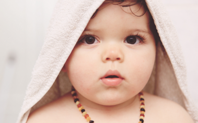 Đeo vòng hổ phách giảm đau khi mọc răng cho bé: Sự thực hay lời đồn? 