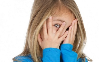 Bé gái mọc nhiều lông trên tay, chân và lưng là do đâu?