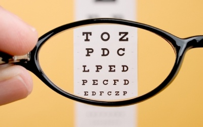 Đeo kính đọc sách có làm mắt yếu đi?