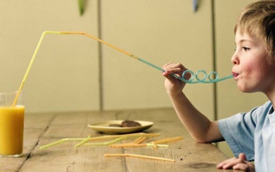 Nhận quả đắng vì ngày nào cũng uống nước bằng ống hút