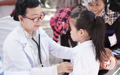 Trẻ em Bình Định được khám bệnh và nhận sữa Vinamilk miễn phí
