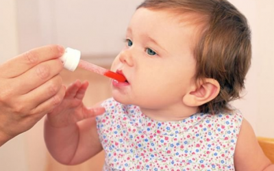 Trẻ sơ sinh uống thuốc kháng sinh: Làm sao để không hại?