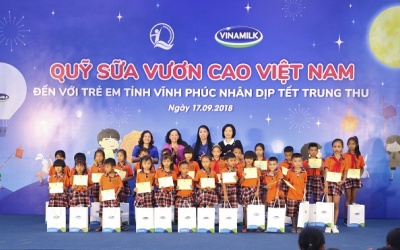Quỹ sữa Vươn cao Việt Nam và Vinamilk mang Trung thu đến với trẻ em Vĩnh Phúc