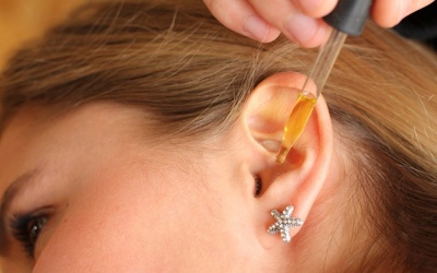 Bị nhiễm trùng tai nên dùng tinh dầu nào?