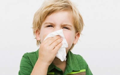 Làm thế nào để biết trẻ bị hắt hơi và sổ mũi do cảm lạnh hay dị ứng?