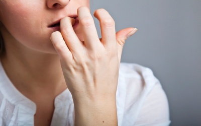 Thói quen cắn móng tay gây hại cho sức khỏe thế nào?