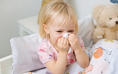 Bé bị chảy nước mũi, hắt hơi, mệt mỏi phải làm sao? 