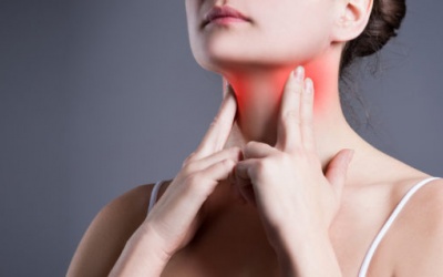 Viêm họng do nhiễm virus hay vi khuẩn, làm dịu cơn đau họng thế nào?