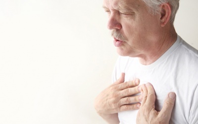 Đau tức ngực không quá nặng, vẫn nên coi chừng!