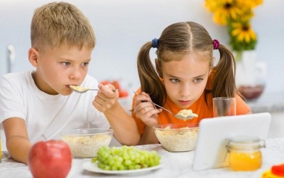 Vừa ăn vừa xem tivi, điện thoại có hại như thế nào? 