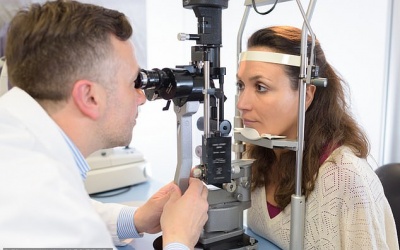 Chảy nước mắt sau phẫu thuật đục thủy tinh thể do đâu?