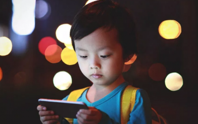 Cho trẻ xem điện thoại và tivi ảnh hưởng đến não bộ thế nào? 
