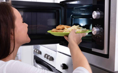 Nấu ăn bằng lò vi sóng: Lợi ích và tác hại song hành 