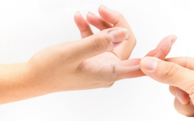 Nhức ngón trỏ hai bàn tay là bị bệnh gì?
