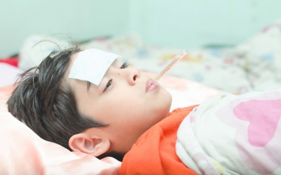 Làm gì để giảm nguy cơ co giật do sốt cao?