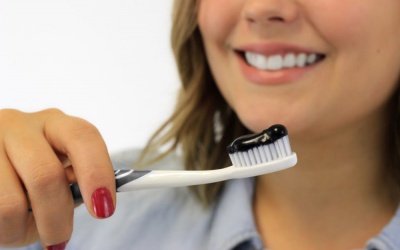 Có nên sử dụng kem đánh răng chứa than hoạt tính? 