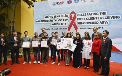  Những bệnh nhân đầu tiên được điều trị bằng thuốc ARV từ bảo hiểm y tế