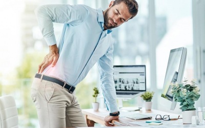 Đau lưng sau khi mang vác vật nặng có nguy hiểm không?