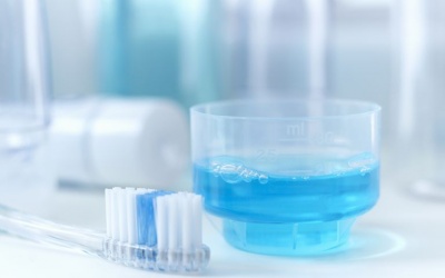 Dùng nước súc miệng có hết mùi hành tỏi?