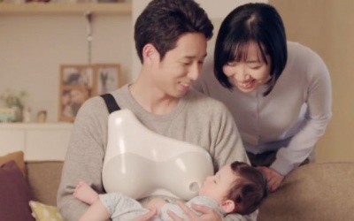 Nhật Bản: 'Vú điện tử' giúp bố có thể cho con bú