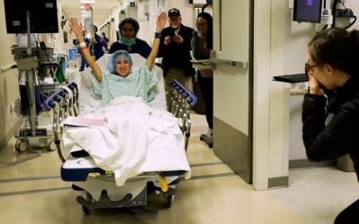 Ca ghép thận đầu tiên trên thế giới giữa hai người bị nhiễm HIV