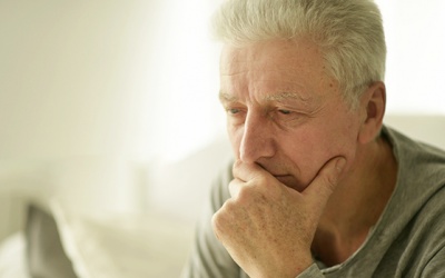 Da dầu, ra nhiều mồ hôi cũng là dấu hiệu cảnh báo bệnh Parkinson