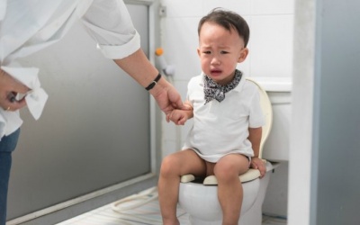 Bé bị táo bón, mẹ phải làm gì?