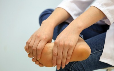 Đau khớp háng, mỏi yếu hai chân là bệnh gì?