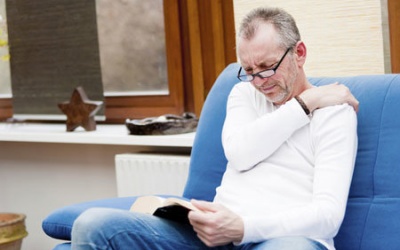 Đau râm ran từ bả vai xuống ngón tay là bệnh gì?