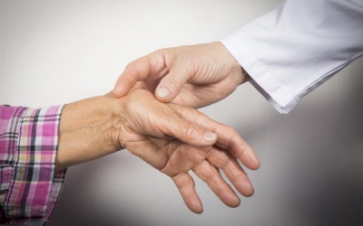 Viêm khớp dạng thấp có nên dùng TPBVSK Hoàng Thấp Linh?