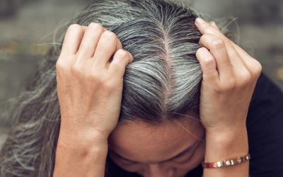 Những nguyên nhân khiến bạn có tóc bạc sớm