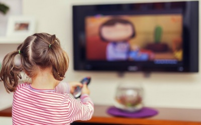 Trẻ mầm non xem TV ngủ kém: Xem bao nhiêu là đủ?