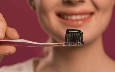 Than hoạt tính có làm trắng răng?