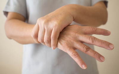 9 nguyên nhân khiến bạn khó kiểm soát tình trạng run tay?