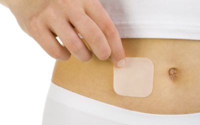 Miếng dán tránh thai: Ai không nên dùng, tác dụng phụ thế nào? 