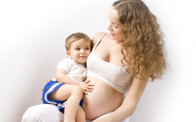 Cho con bú khi mang thai có an toàn? 