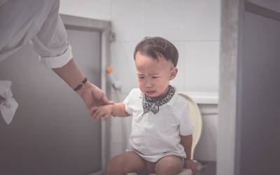 Những điều mẹ cần làm ngay khi trẻ bị táo bón!