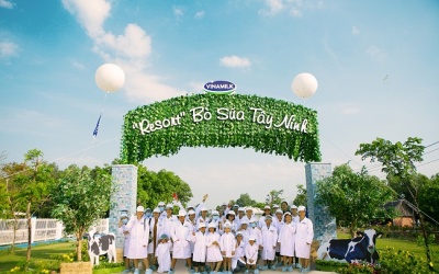 Vinamilk tổ chức cho con em nhân viên thăm Resort bò sữa