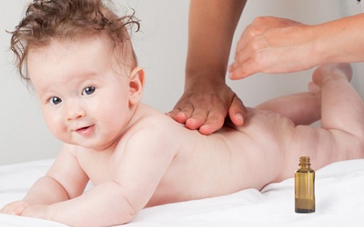 Có nên chăm sóc da và tóc cho trẻ sơ sinh bằng dầu dừa?