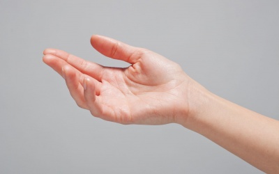 Run tay mấp máy môi, có bố và anh trai cũng bị là bệnh gì?