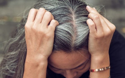 'Đối phó' với mái tóc bạc, đừng quên những cách này!